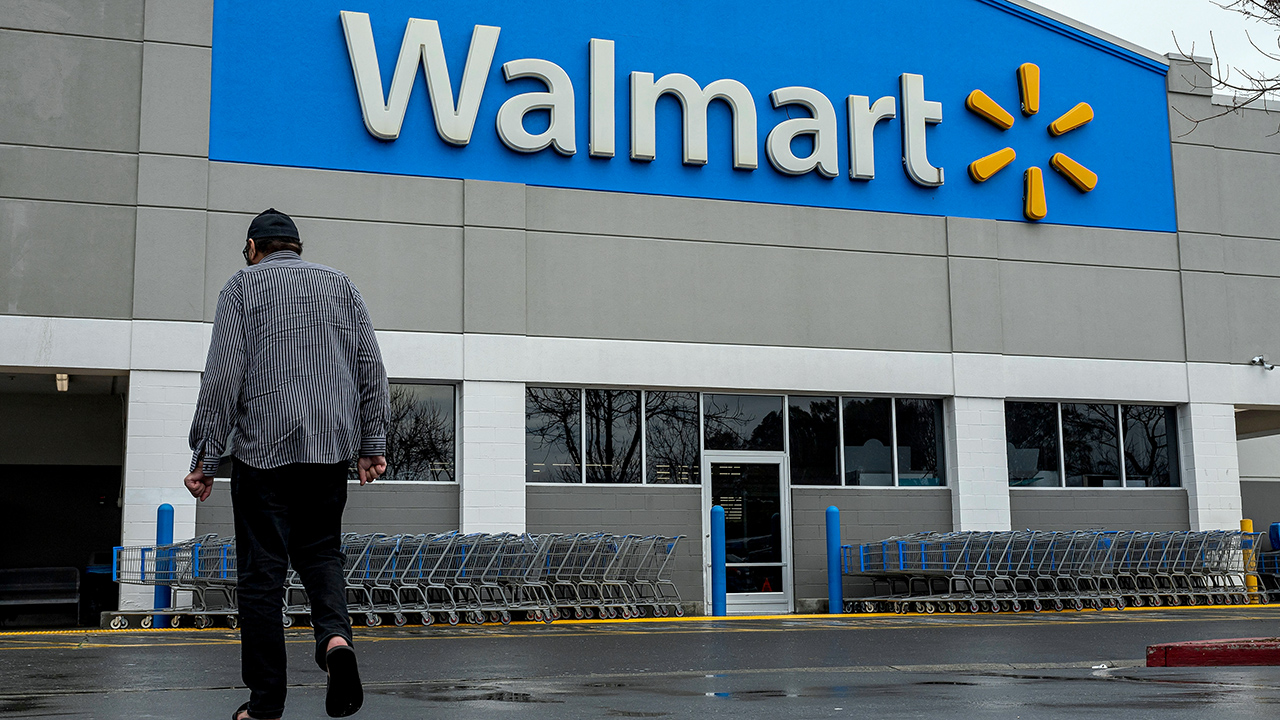 Walmart Navigates Tariff Headwinds as Earnings Beat Estimates, Faces Political Pressure
